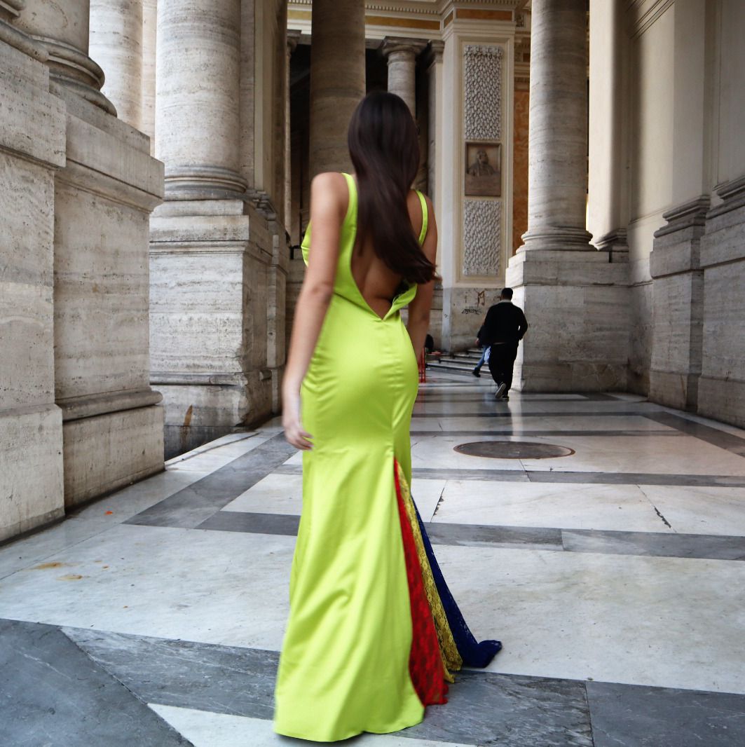 Abito lungo bottoni gioiello e coda colorata PREORDINE