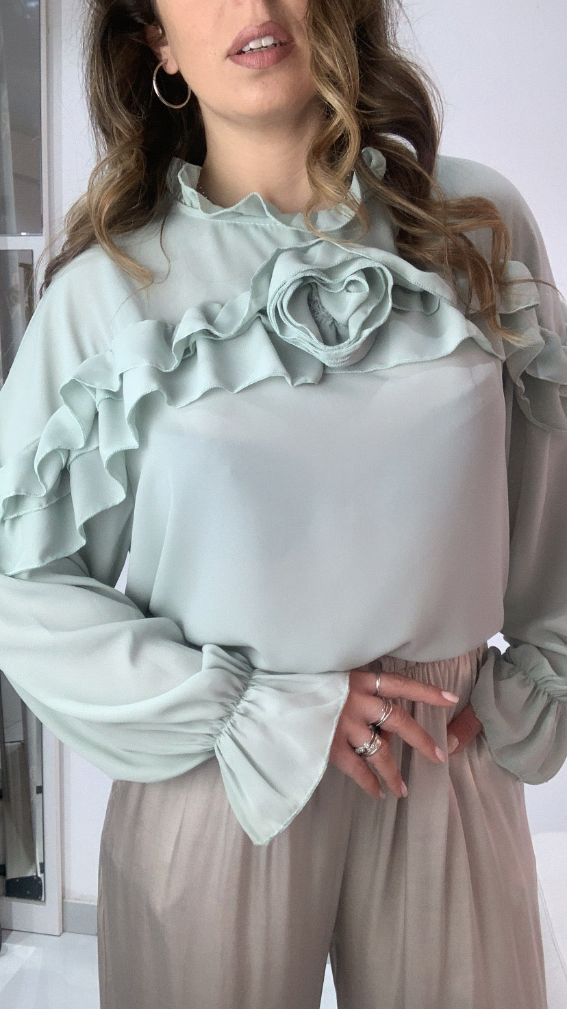 Blusa volant con fiore