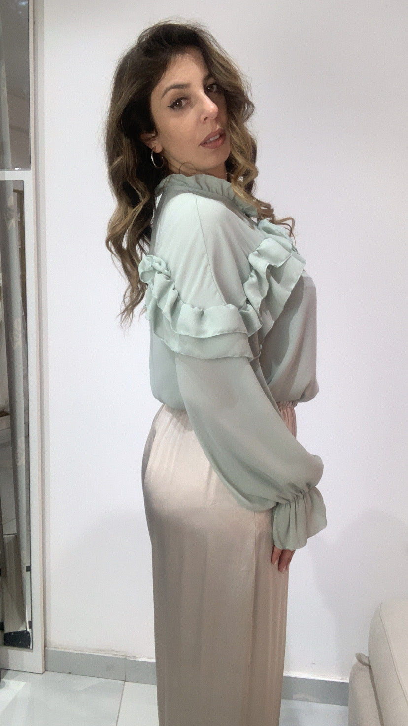 Blusa volant con fiore