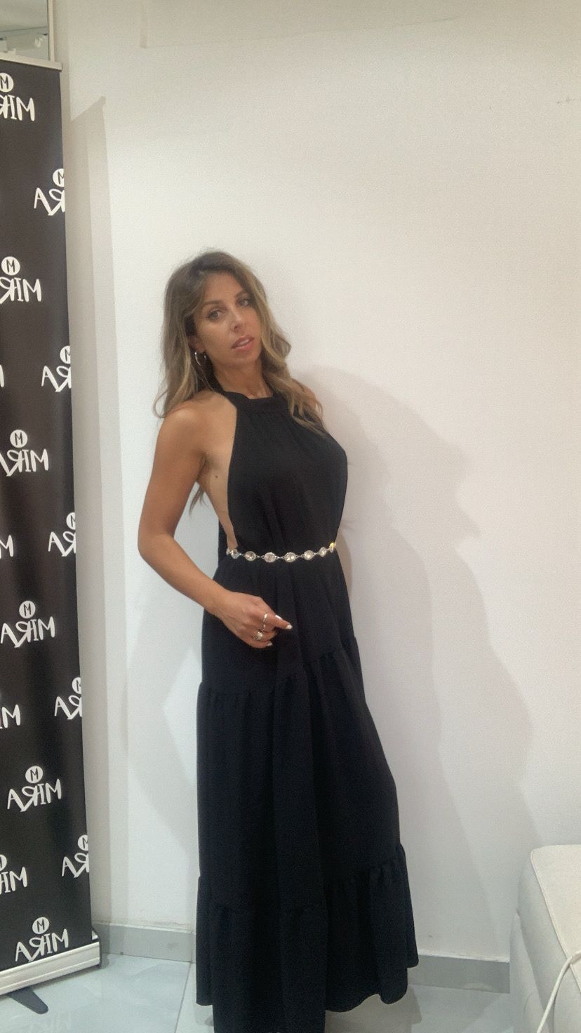 Abito con schiena scoperta e chiusura al collo