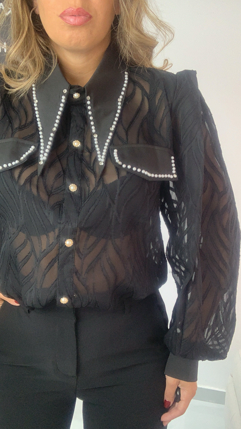 Camicia in velo ricamata con bordi di perle
