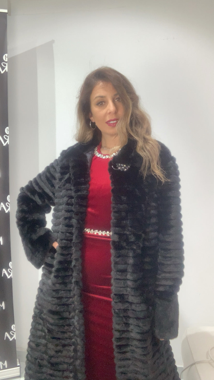 Pelliccia lunga con gioiello