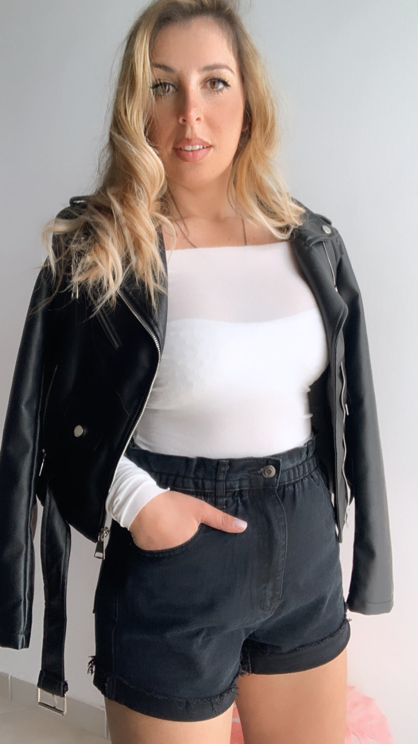 Short denim nero con borchie
