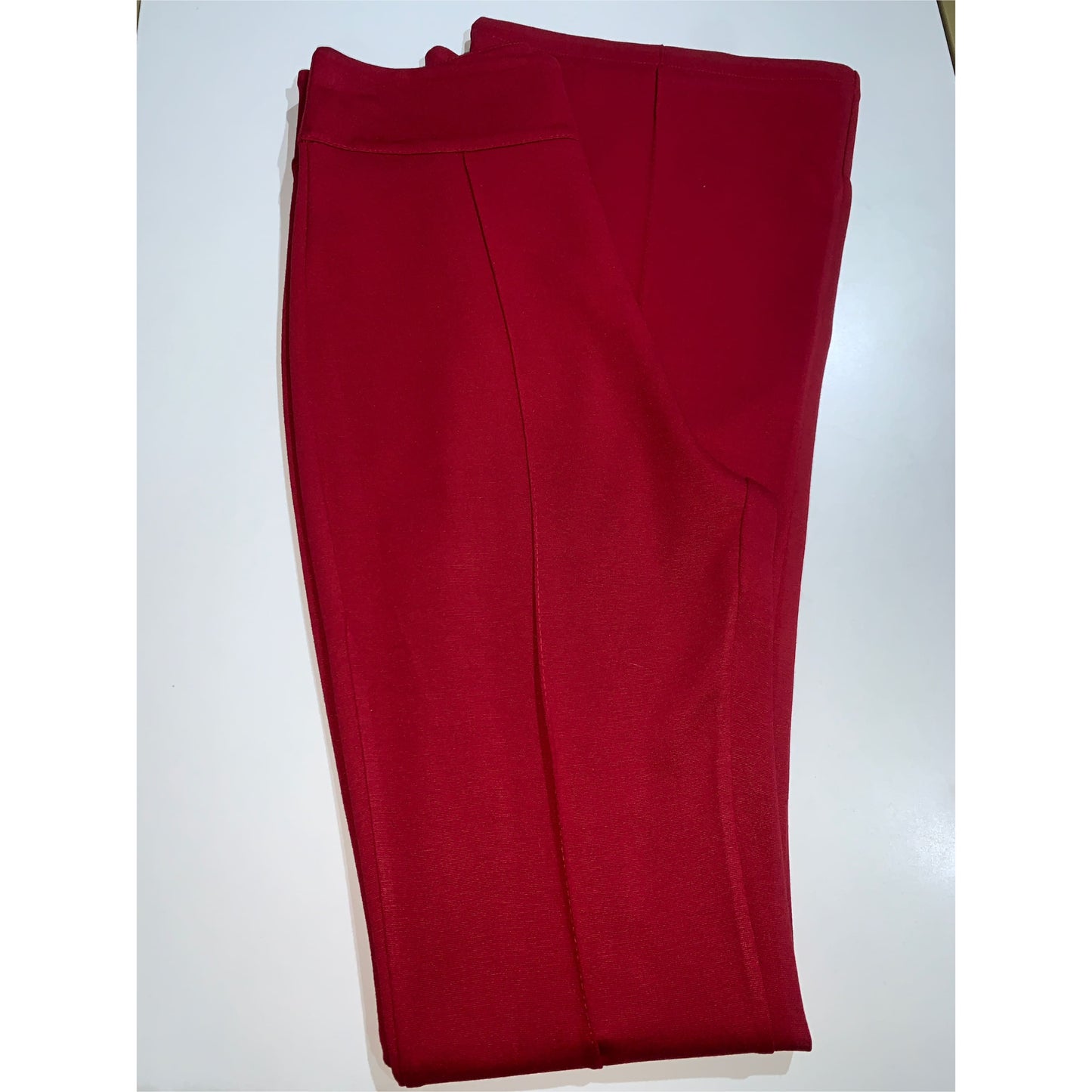 pantalone con cuciture a rilievo