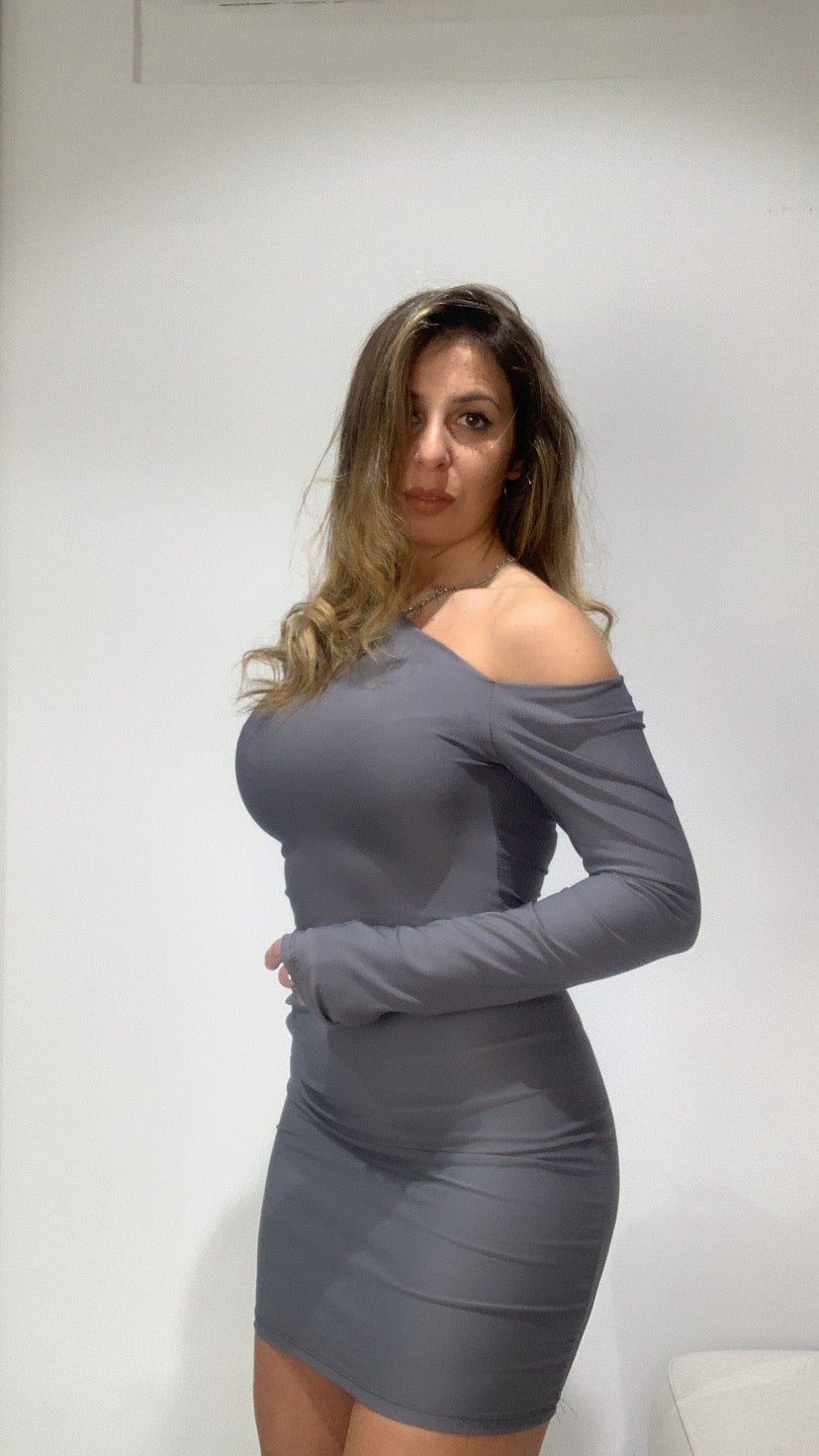Abito scollo asimmetrico