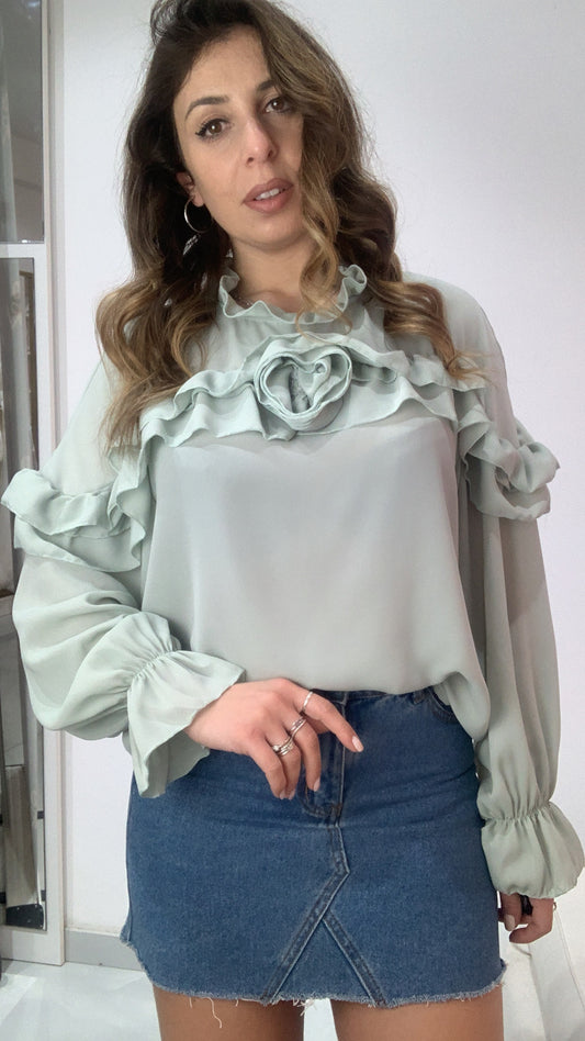 Blusa volant con fiore
