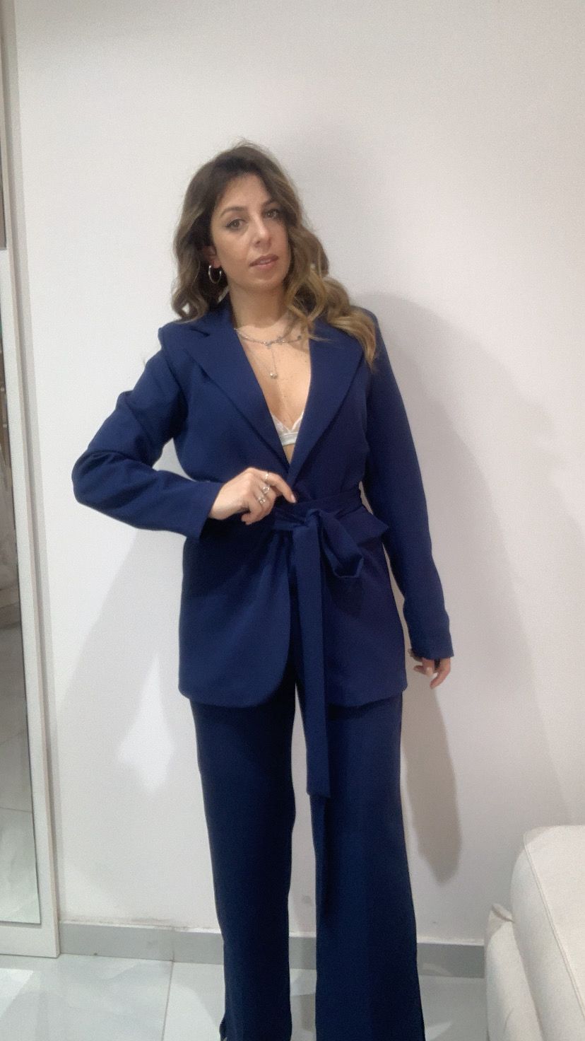 Tailleur pantalone e giacca con cintura