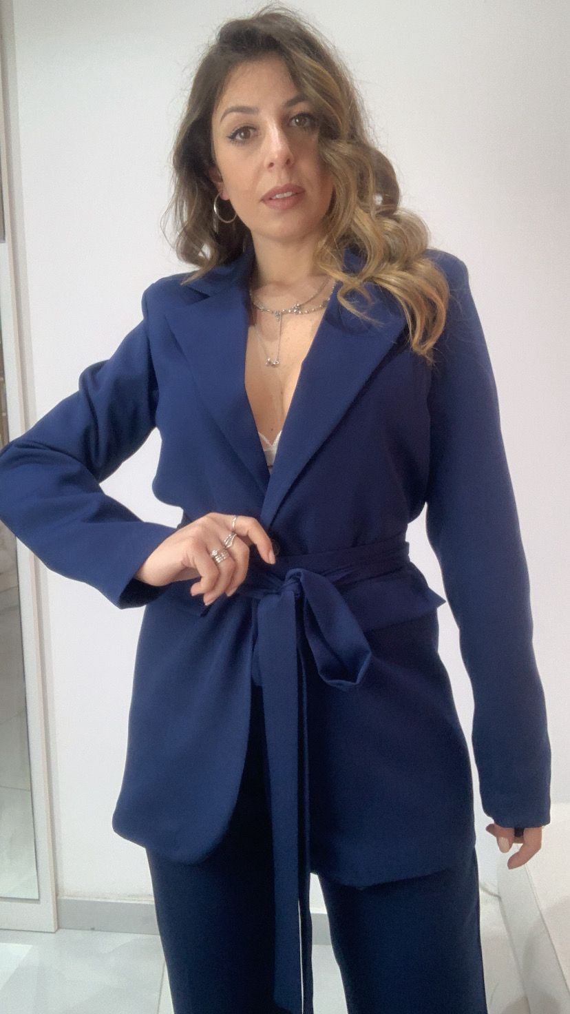 Tailleur pantalone e giacca con cintura