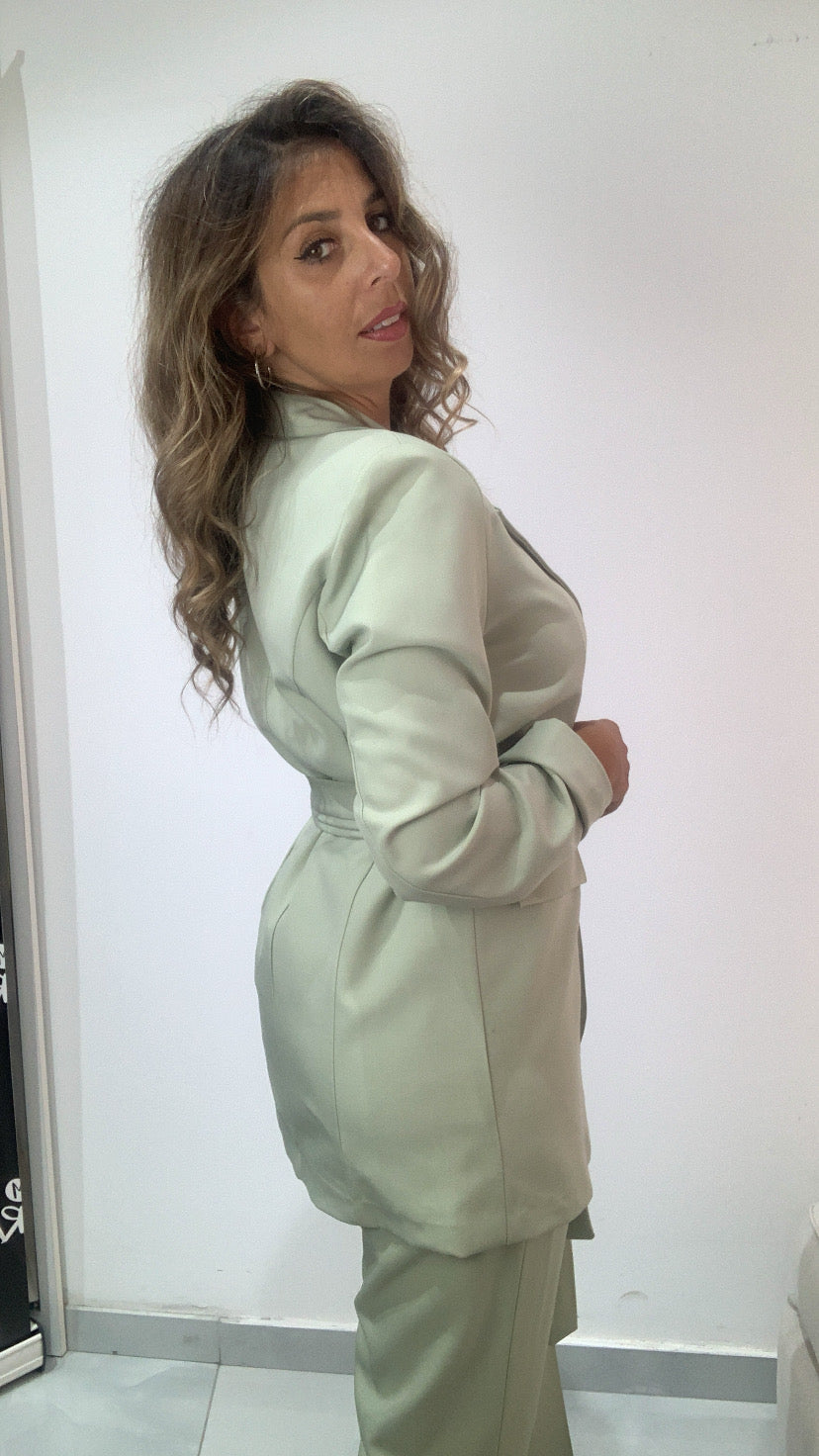 Tailleur pantalone e giacca con cintura
