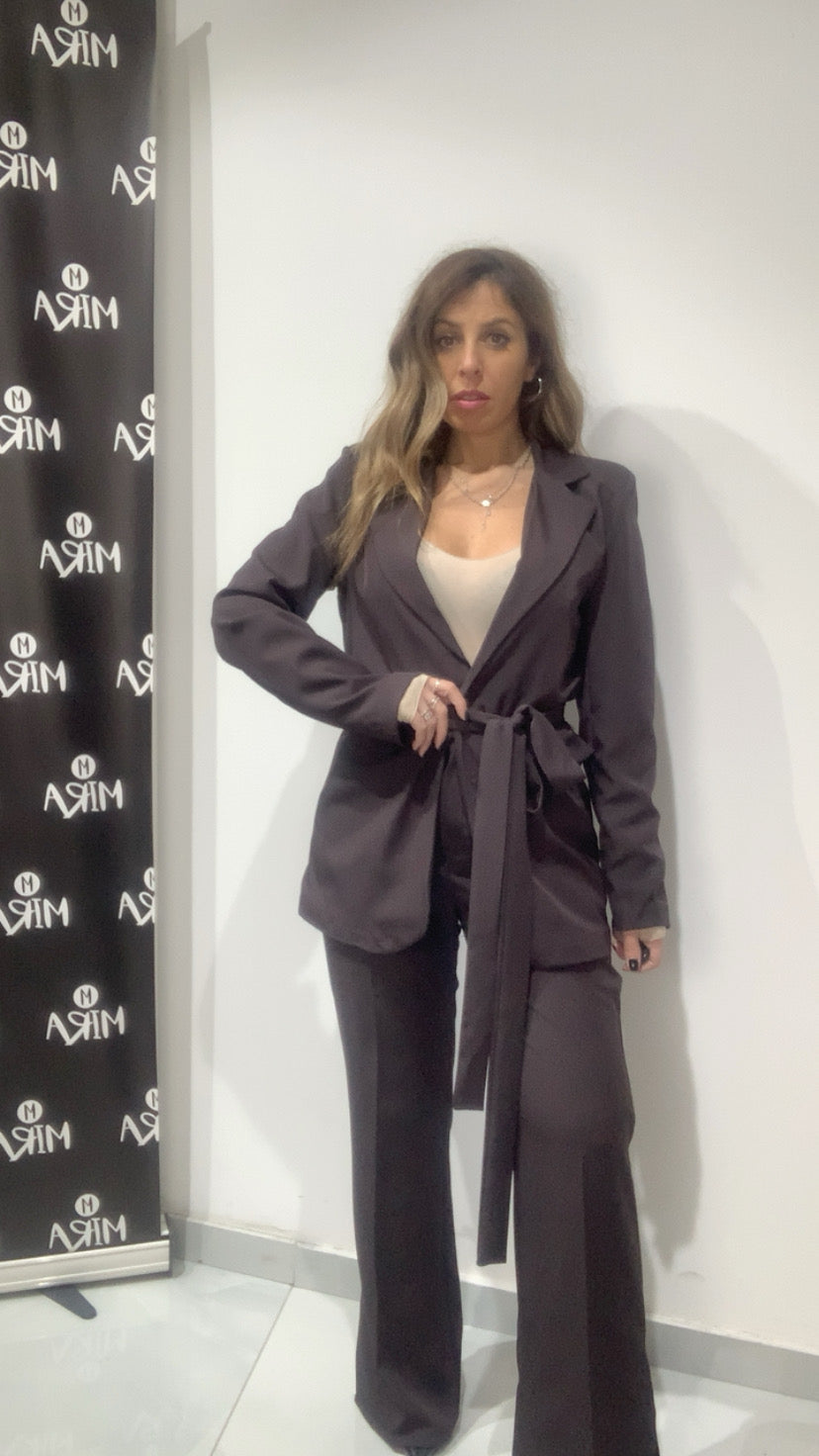 Tailleur pantalone e giacca con cintura