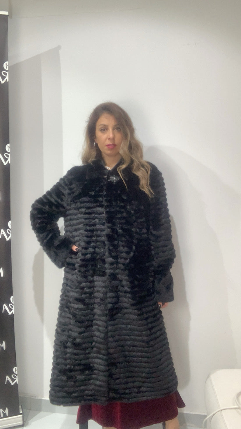 Pelliccia lunga con gioiello