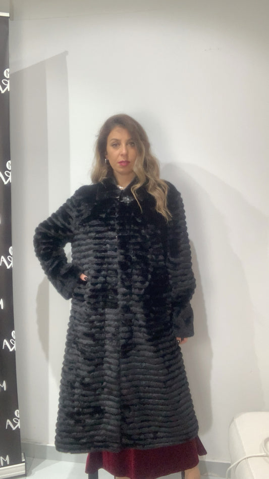 Pelliccia lunga con gioiello