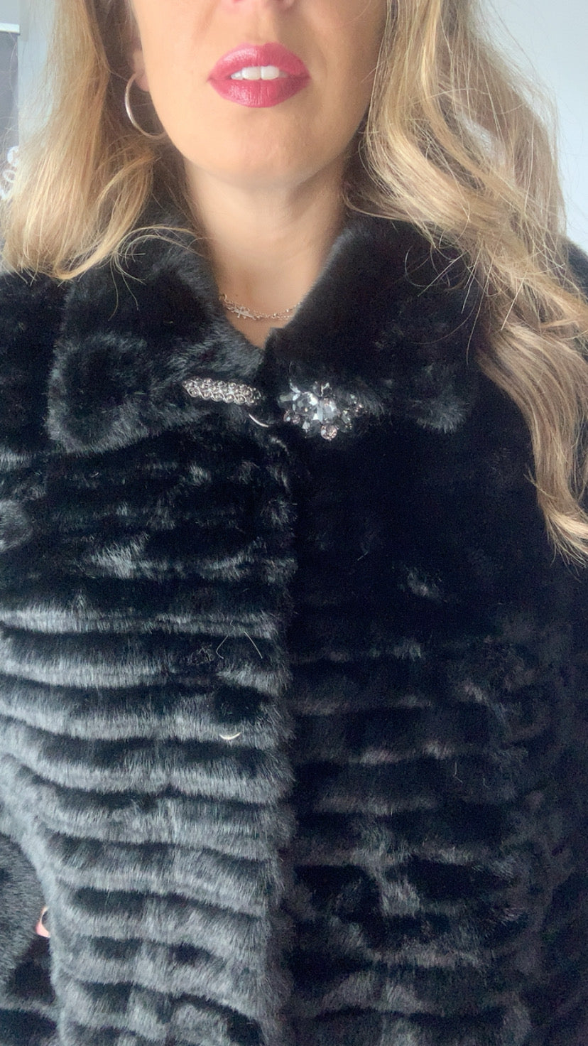 Pelliccia lunga con gioiello