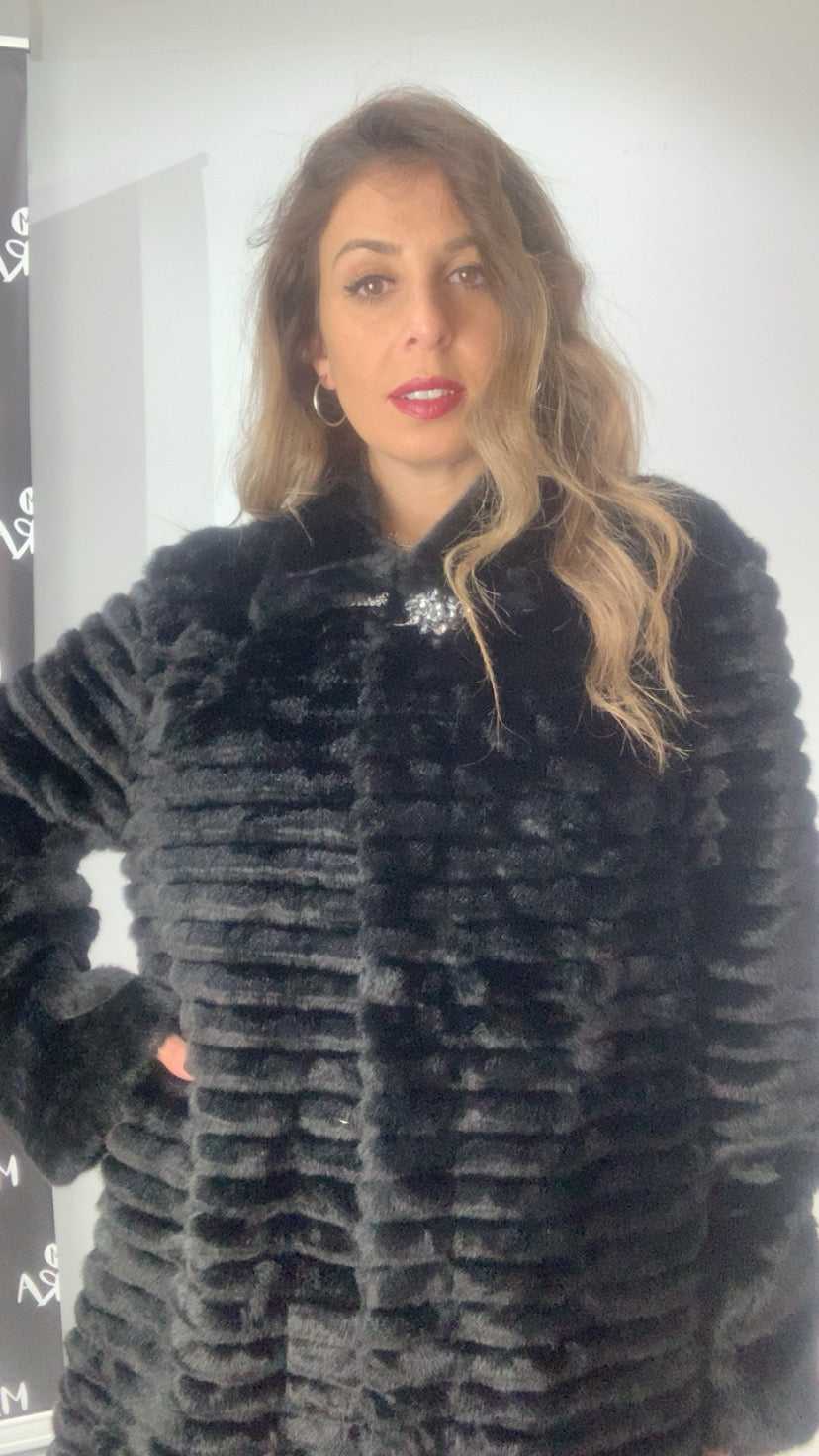 Pelliccia lunga con gioiello