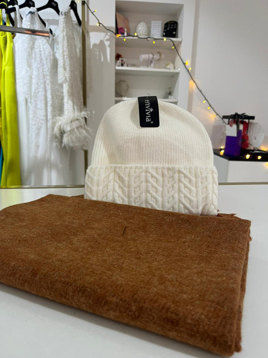Combo: Cappello di lana bianco e sciarpa tinta unita caramel