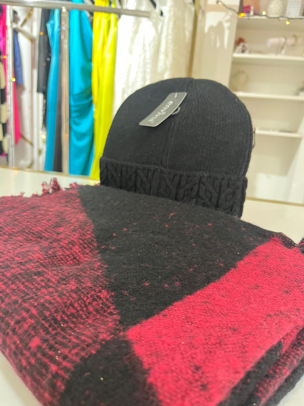 Combo: Cappello di lana nero e sciarpa doppio colore Rossa