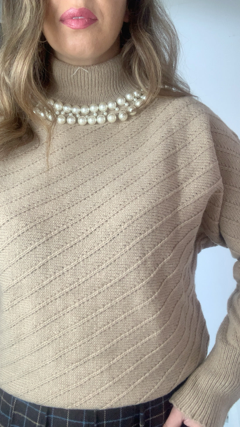 Pull con girocollo di perle
