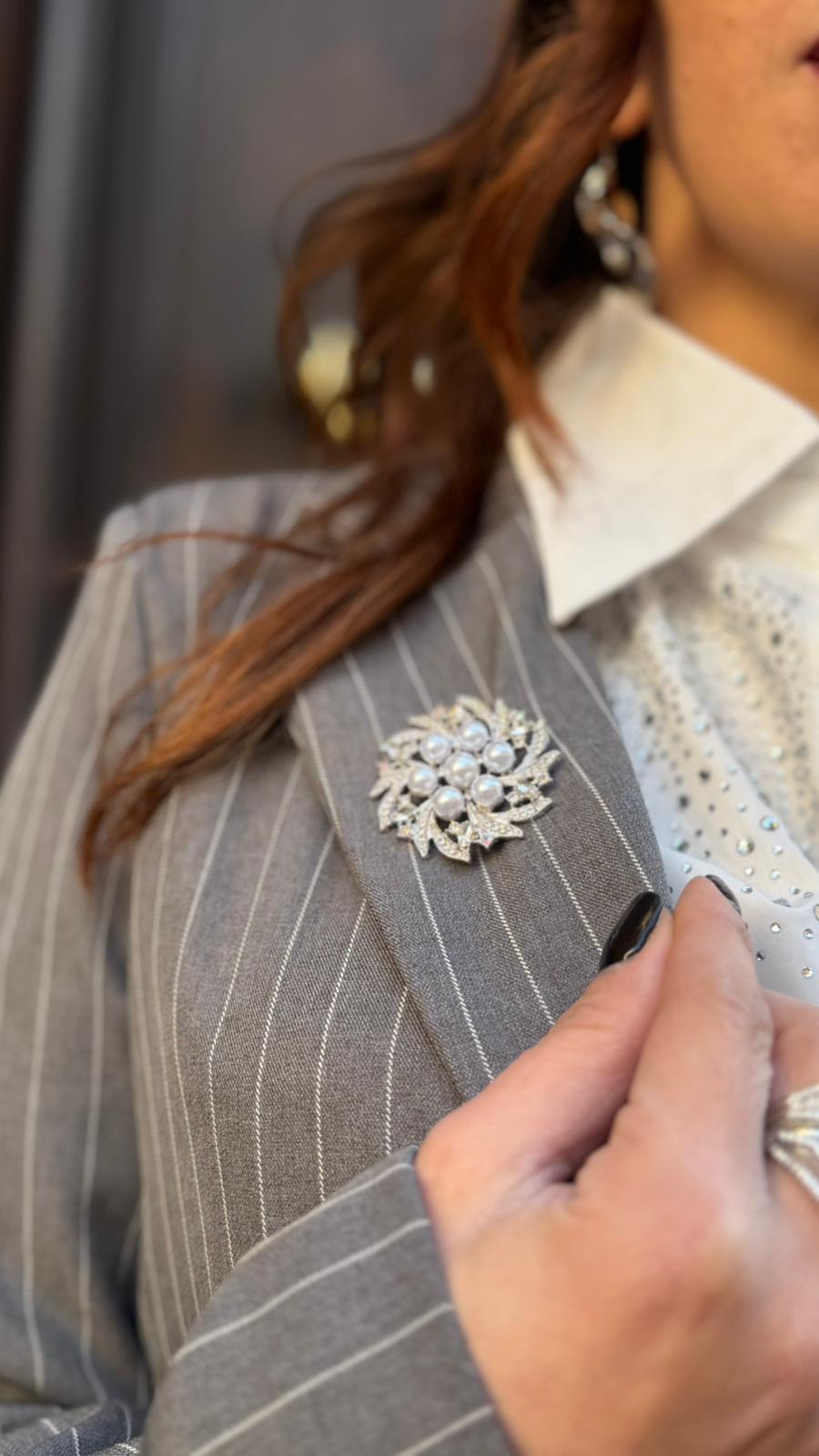 Spilla con perle e strass