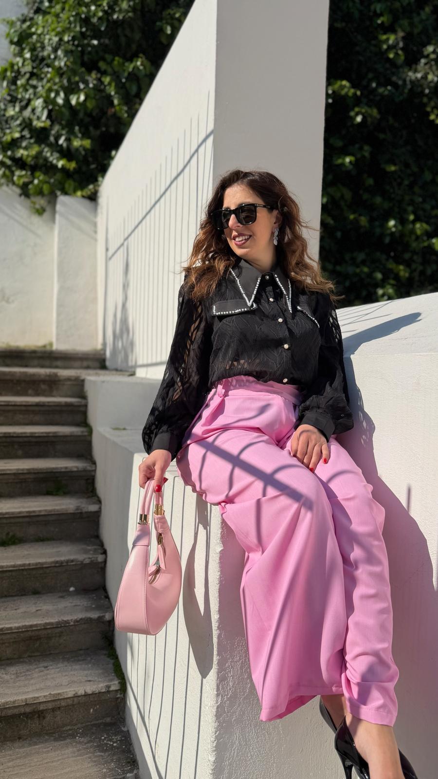 Camicia in velo ricamata con bordi di perle