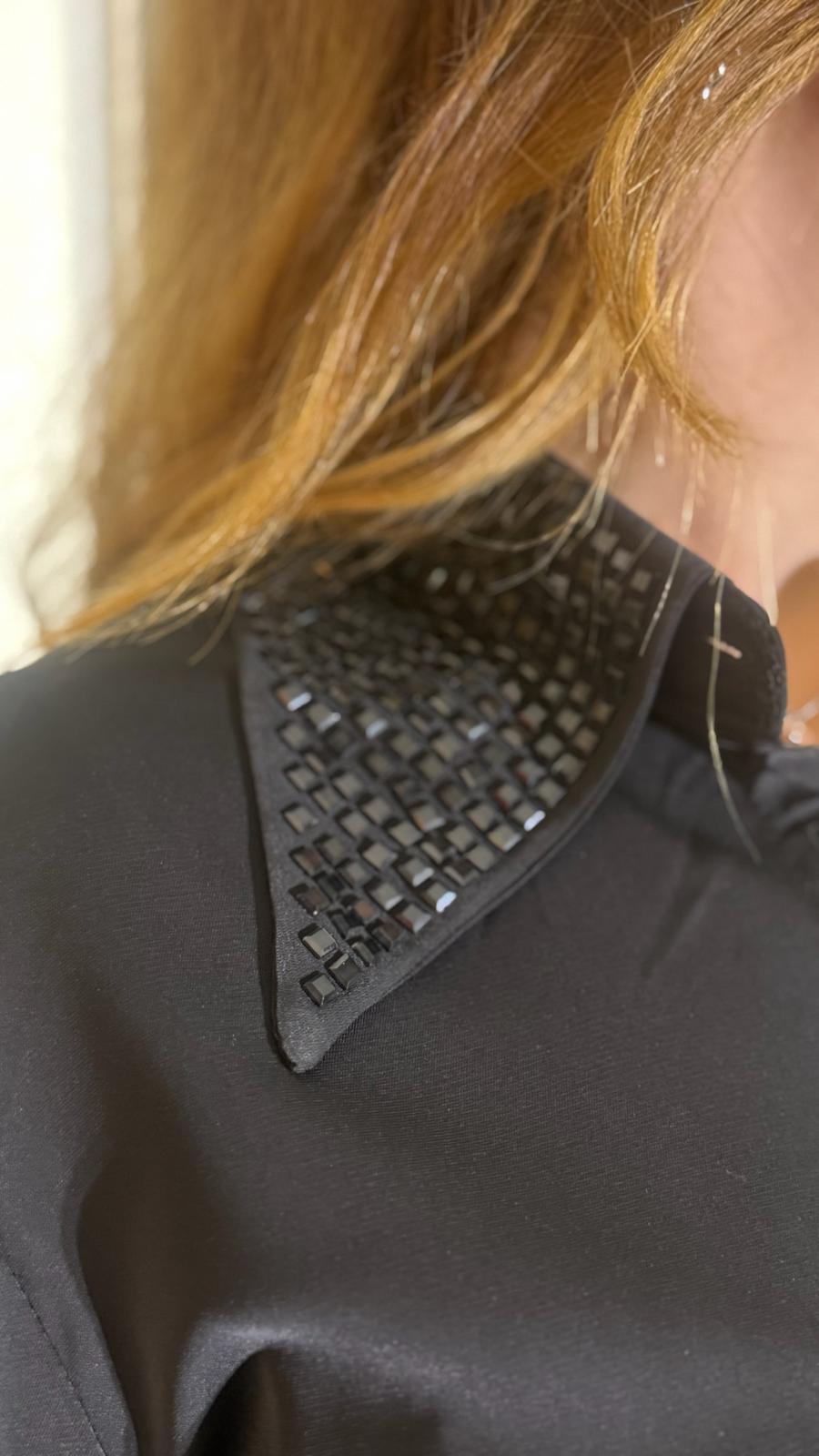 Camicia crop con dettagli in strass